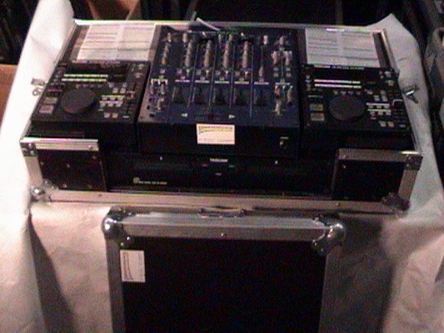 TASCAM-dj-flt.jpg (87517 bytes)